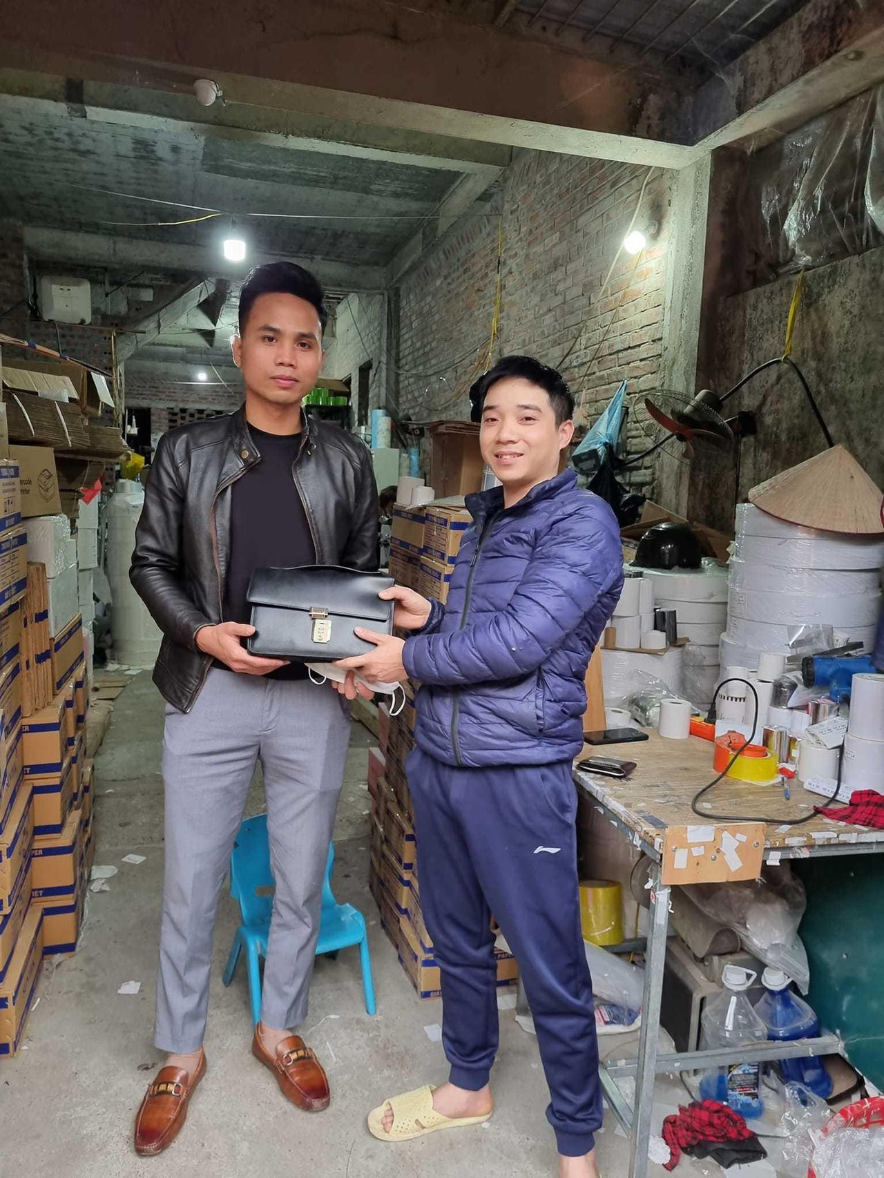 Người đàn ông nhặt được cặp da đầy tiền, cả đêm mất ngủ vì run