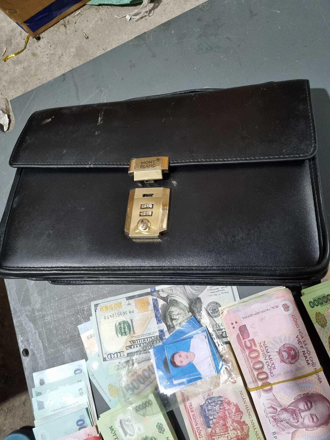 Người đàn ông nhặt được cặp da đầy tiền, cả đêm mất ngủ vì run