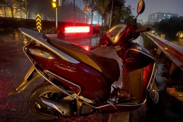 Truy tìm tài xế xe bán tải tông trúng 3 cô gái trong đêm tại Hà Nội