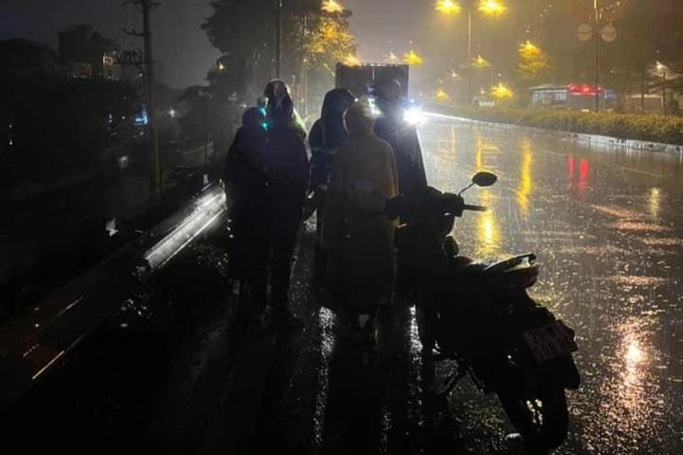 Truy tìm tài xế xe bán tải tông trúng 3 cô gái trong đêm tại Hà Nội