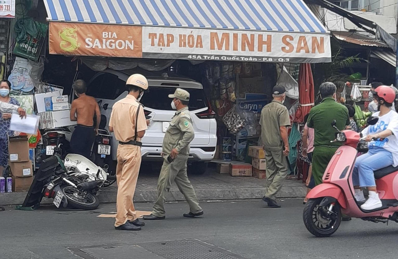 Nữ tài xế lao ô tô 7 chỗ vào giữa tiệm tạp hóa lúc phố đông người