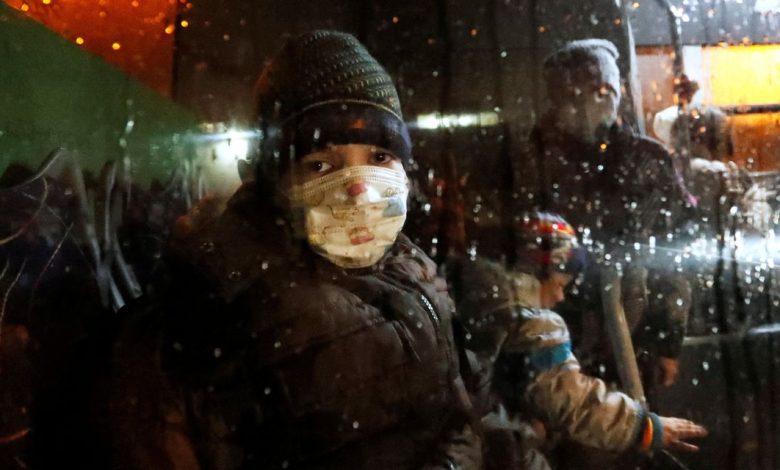 Còi báo động hú vang, Ukraine pháo kích dồn dập, dân Donbass vội vã sơ tán sang Nga