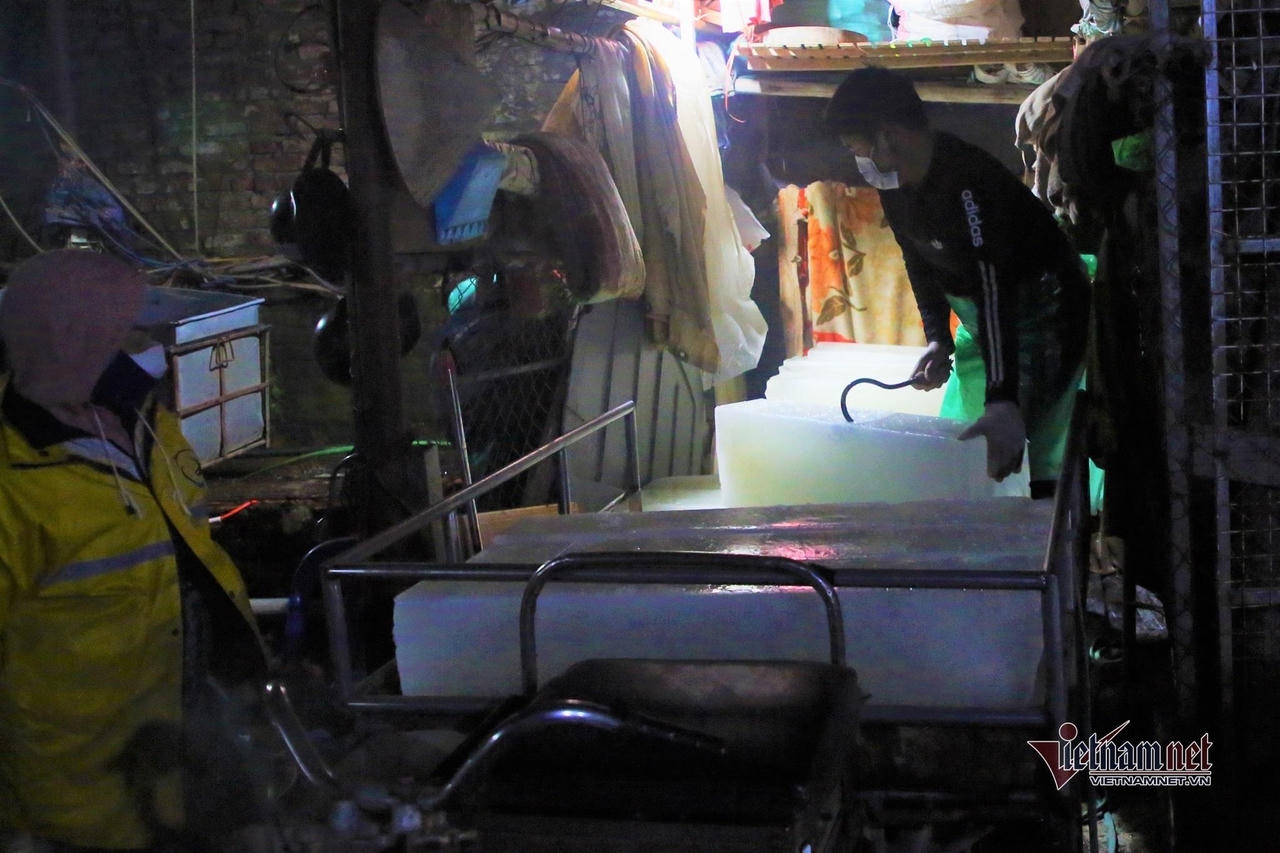 Người lao động tay trần bắt cá, khiêng đá trong đêm Hà Nội rét buốt