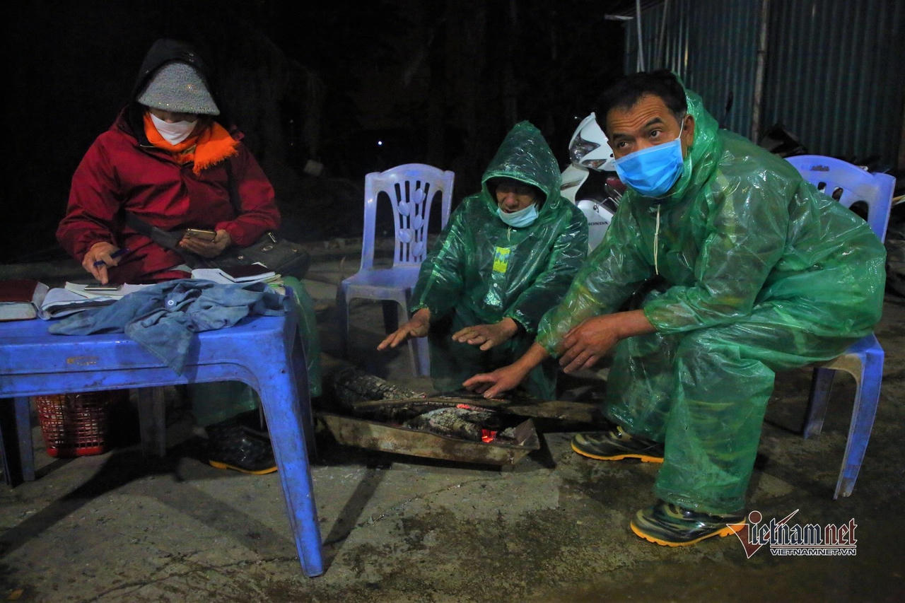 Người lao động tay trần bắt cá, khiêng đá trong đêm Hà Nội rét buốt