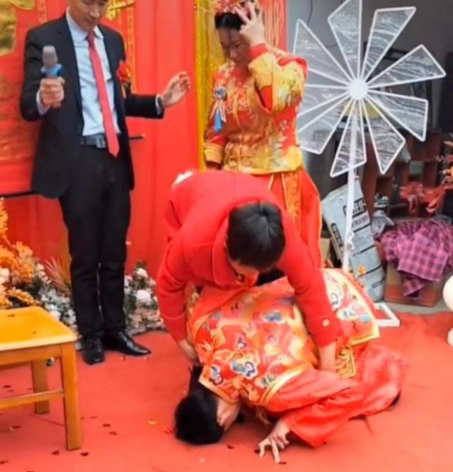 Chú rể quỳ khóc trước mặt mẹ kế không chịu đứng dậy