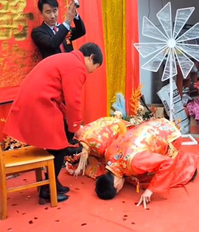 Chú rể quỳ khóc trước mặt mẹ kế không chịu đứng dậy