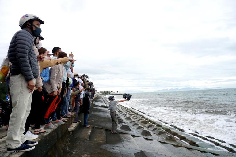 Nhân chứng kể lại giây phút sinh tử vụ chìm ca nô ở biển Cửa Đại