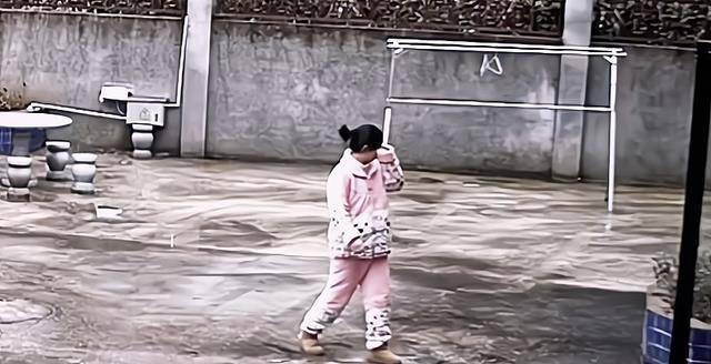 Vợ tiễn chồng đi làm xa, xem video ai cũng nghẹn ngào