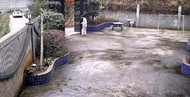 Vợ tiễn chồng đi làm xa, xem video ai cũng nghẹn ngào