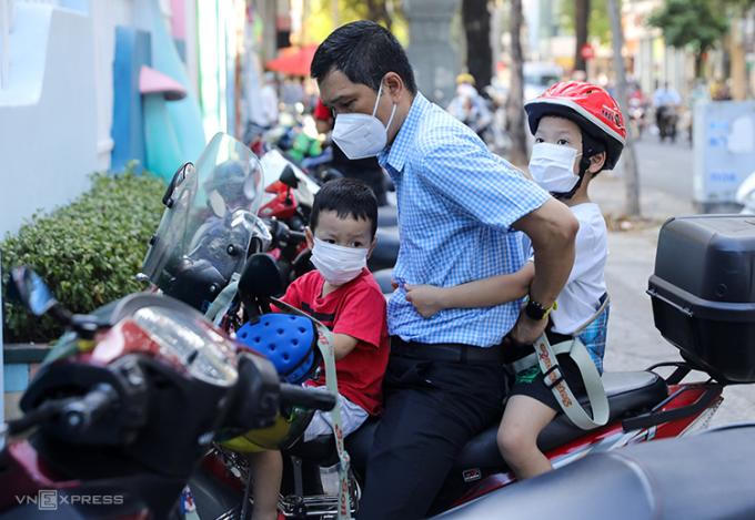 Phụ huynh ở TP HCM 'toát mồ hôi' với giấy chứng nhận âm tính