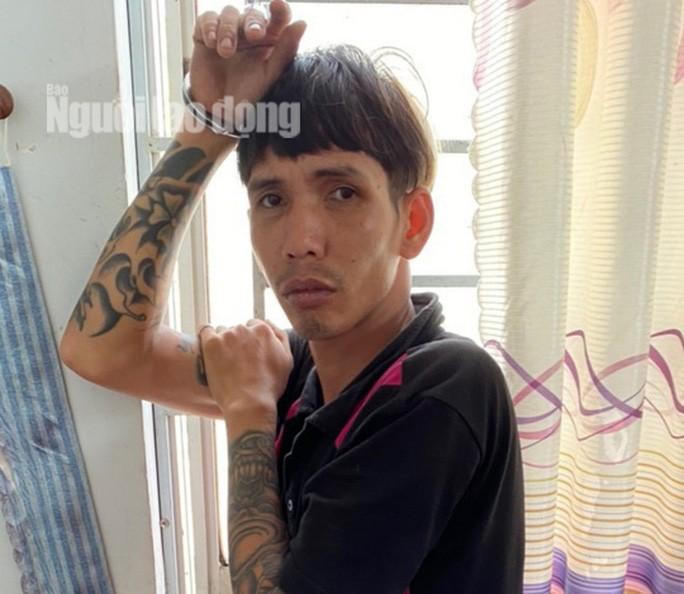 CLIP: Hai nữ sinh tung cước khiến 2 tên cướp ngã nhào - Ảnh 5.