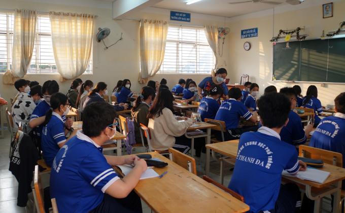 Phụ huynh ở TP HCM 'toát mồ hôi' với giấy chứng nhận âm tính