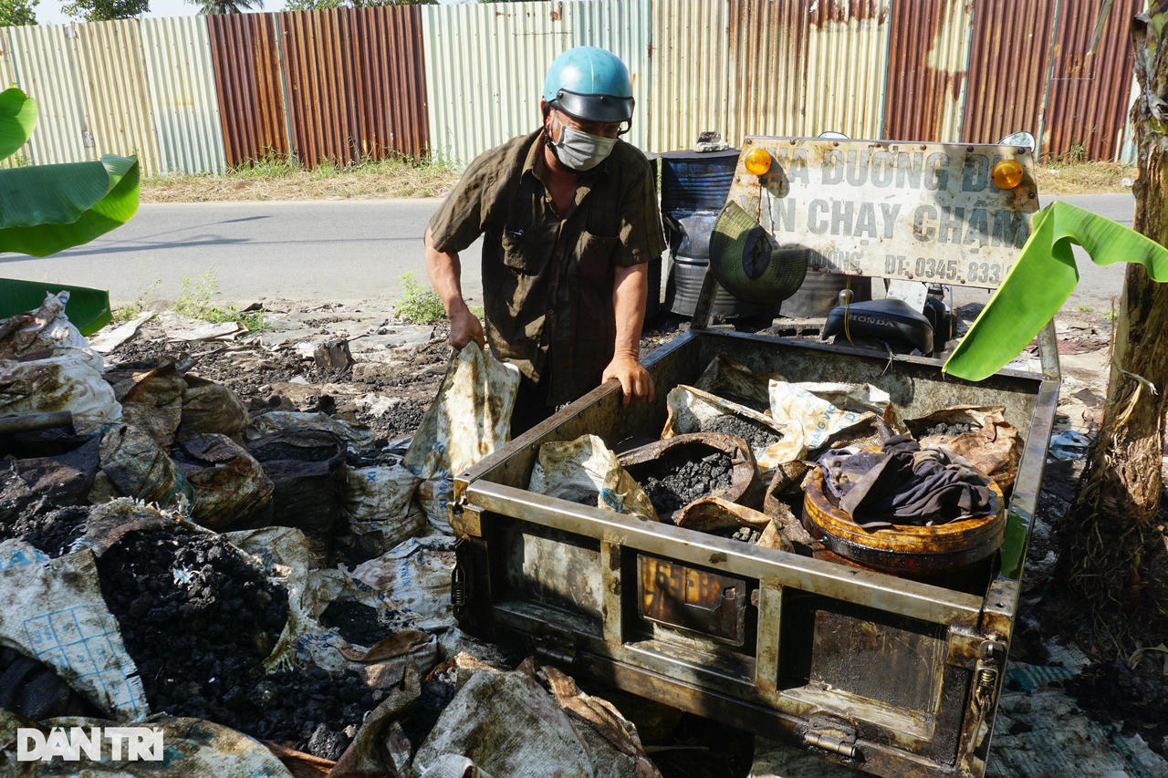 'Triết lý bí mật' của người đàn ông tật nguyền ngày ngày lê chân vá đường