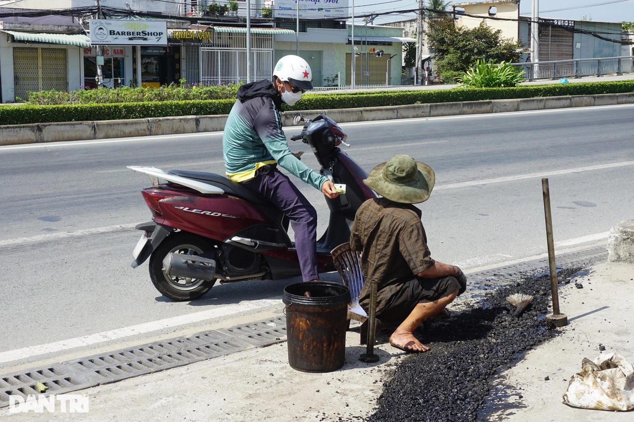 'Triết lý bí mật' của người đàn ông tật nguyền ngày ngày lê chân vá đường