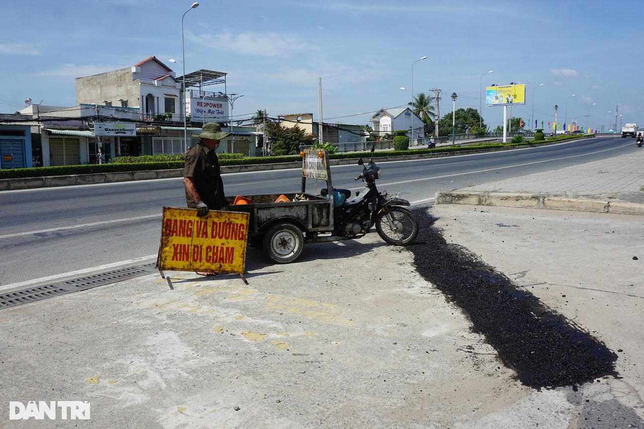 'Triết lý bí mật' của người đàn ông tật nguyền ngày ngày lê chân vá đường