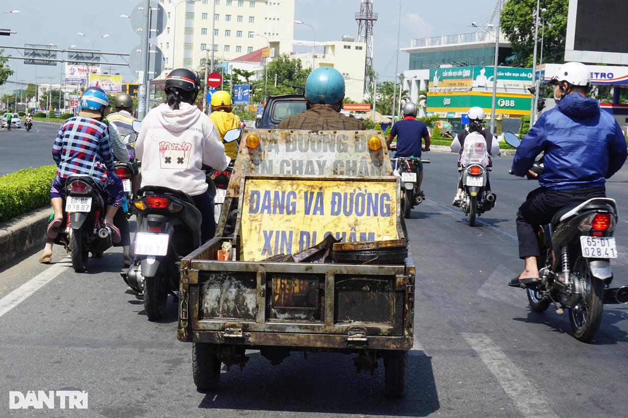 'Triết lý bí mật' của người đàn ông tật nguyền ngày ngày lê chân vá đường