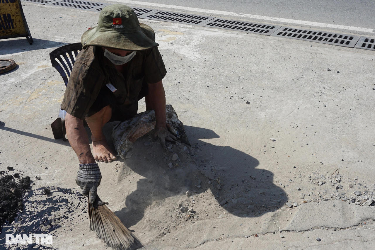 'Triết lý bí mật' của người đàn ông tật nguyền ngày ngày lê chân vá đường