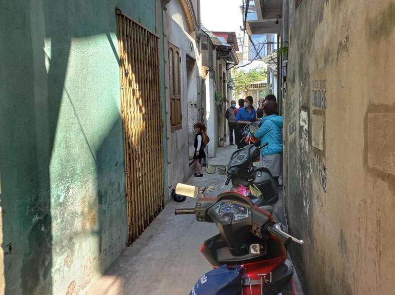 Gia cảnh éo le của bé gái 2 tuổi bị bỏ dưới cống, nước ngập đến cổ