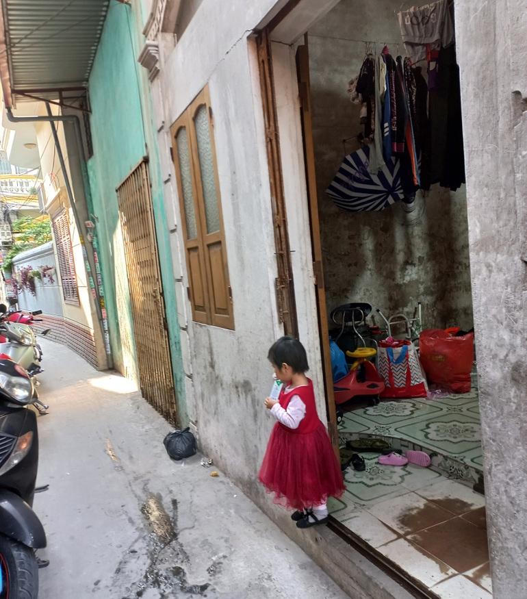 Gia cảnh éo le của bé gái 2 tuổi bị bỏ dưới cống, nước ngập đến cổ