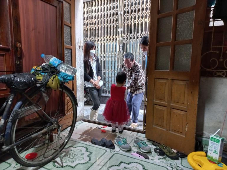 Gia cảnh éo le của bé gái 2 tuổi bị bỏ dưới cống, nước ngập đến cổ