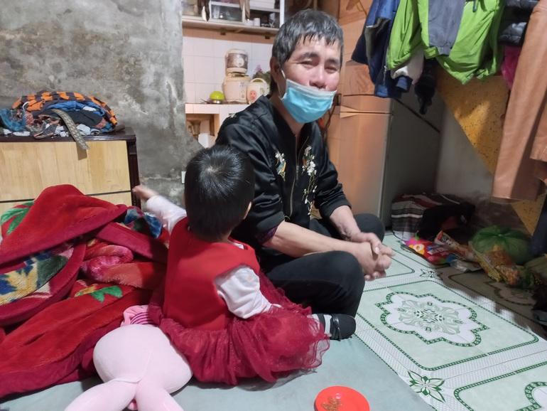 Gia cảnh éo le của bé gái 2 tuổi bị bỏ dưới cống, nước ngập đến cổ