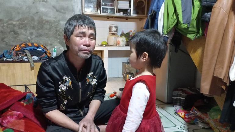 Gia cảnh éo le của bé gái 2 tuổi bị bỏ dưới cống, nước ngập đến cổ