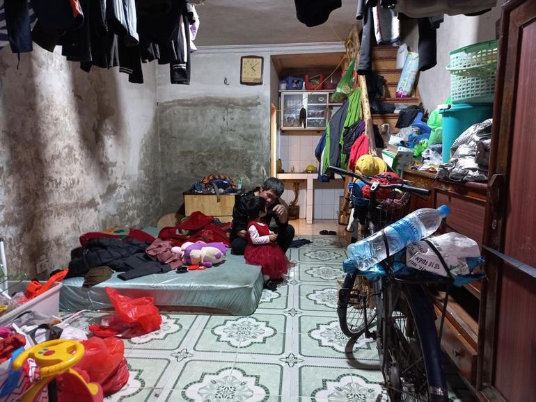 Gia cảnh éo le của bé gái 2 tuổi bị bỏ dưới cống, nước ngập đến cổ