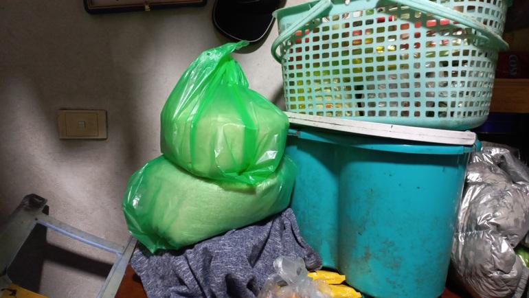 Gia cảnh éo le của bé gái 2 tuổi bị bỏ dưới cống, nước ngập đến cổ