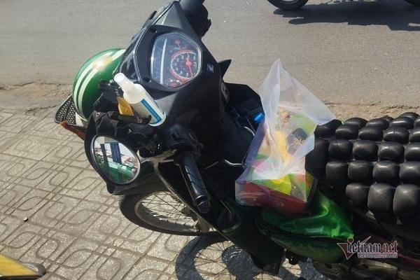 Vì miếng cơm manh áo, F1 vẫn đi làm trực tiếp