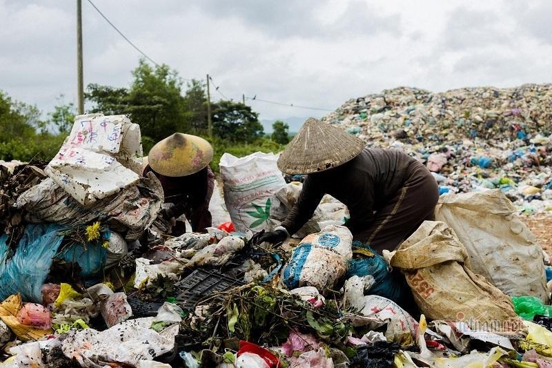 Ngày may mắn và xui xẻo của nhóm phụ nữ bới tìm trong đống rác