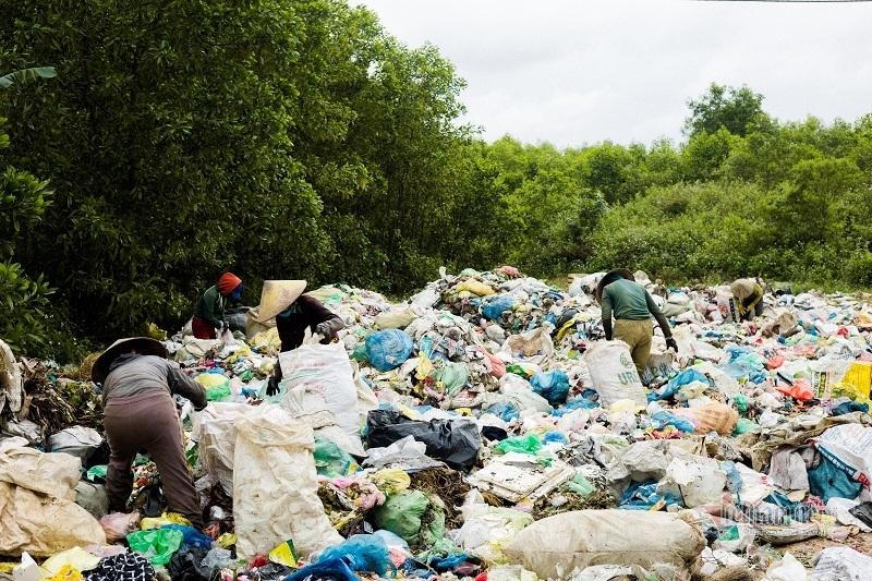 Ngày may mắn và xui xẻo của nhóm phụ nữ bới tìm trong đống rác