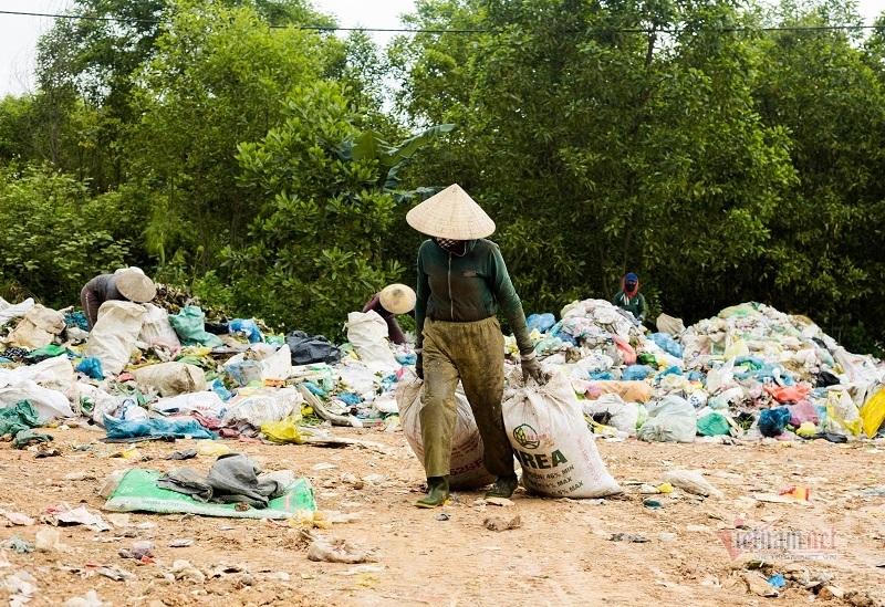 Ngày may mắn và xui xẻo của nhóm phụ nữ bới tìm trong đống rác