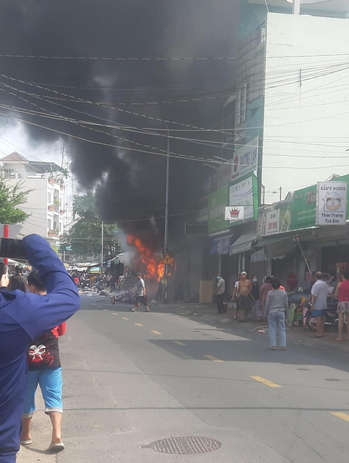 Chê đồ chơi xấu, bé trai 3 tuổi ở Bình Dương dùng bật lửa đốt gây cháy nhà - Ảnh 1.