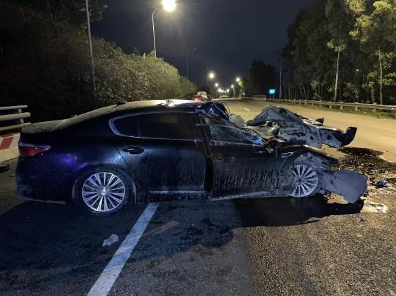 Truy tìm xe tải va chạm khiến ô tô con nát đầu ở Hà Nội