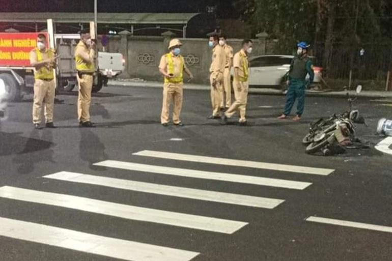 Người đàn ông văng qua lan can, rơi xuống hầm chui có giếng trời tử vong