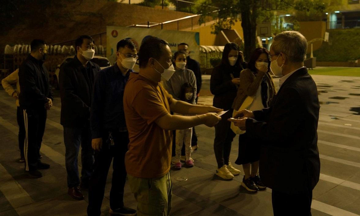 Xếp hàng từ 0h mua hồ sơ tuyển sinh vào lớp 1 tại Hà Nội