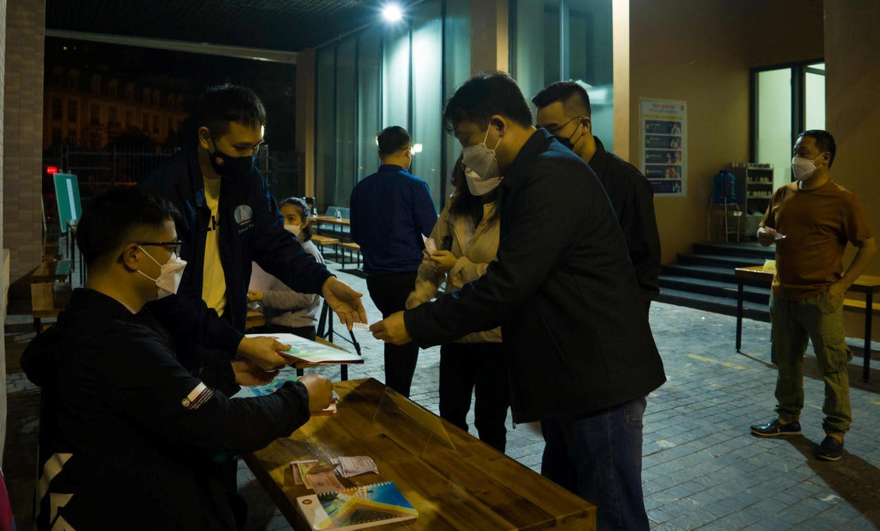 Xếp hàng từ 0h mua hồ sơ tuyển sinh vào lớp 1 tại Hà Nội