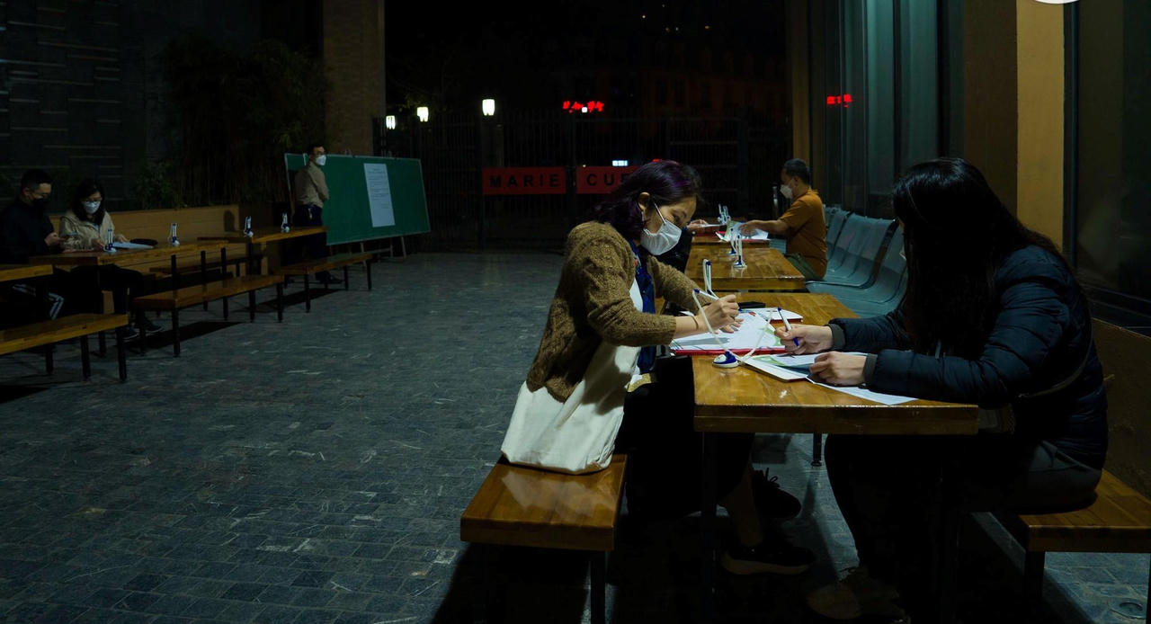 Xếp hàng từ 0h mua hồ sơ tuyển sinh vào lớp 1 tại Hà Nội