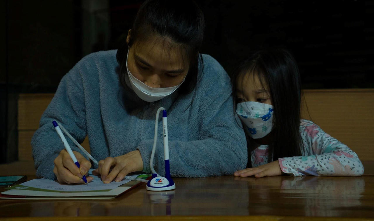 Xếp hàng từ 0h mua hồ sơ tuyển sinh vào lớp 1 tại Hà Nội