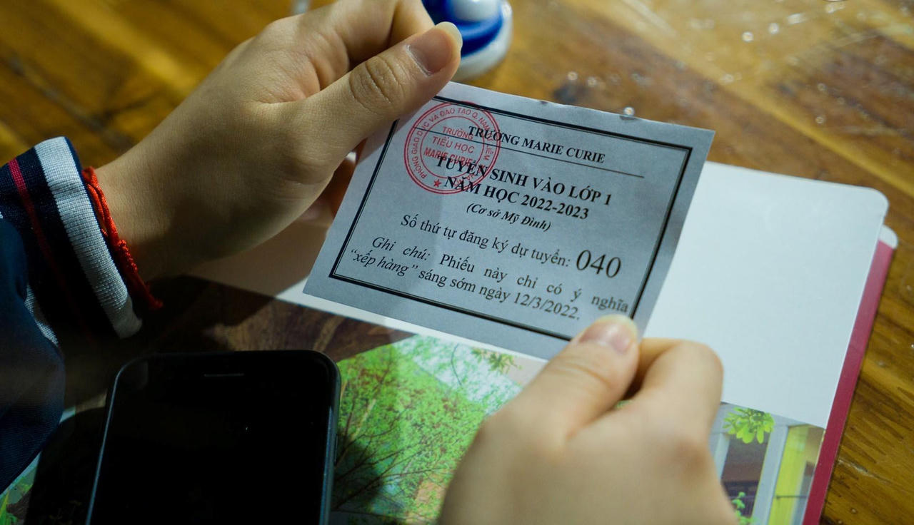 Xếp hàng từ 0h mua hồ sơ tuyển sinh vào lớp 1 tại Hà Nội