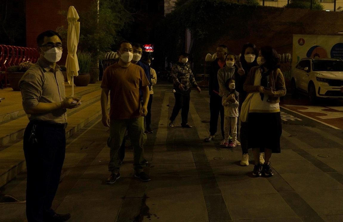 Xếp hàng từ 0h mua hồ sơ tuyển sinh vào lớp 1 tại Hà Nội