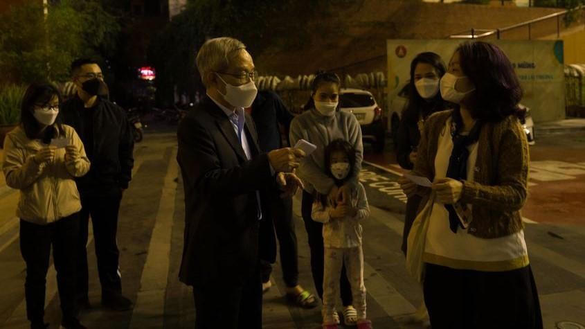 Xếp hàng từ 0h mua hồ sơ tuyển sinh vào lớp 1 tại Hà Nội