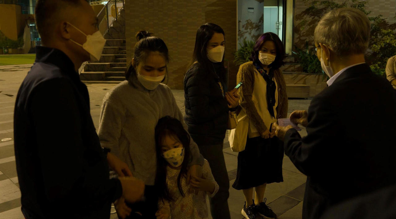 Xếp hàng từ 0h mua hồ sơ tuyển sinh vào lớp 1 tại Hà Nội