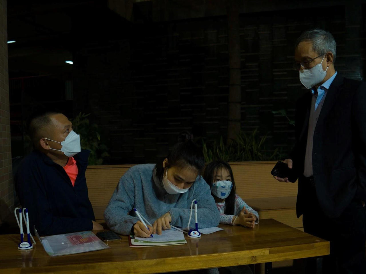 Xếp hàng từ 0h mua hồ sơ tuyển sinh vào lớp 1 tại Hà Nội