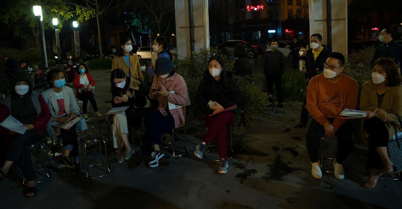 Xếp hàng từ 0h mua hồ sơ tuyển sinh vào lớp 1 tại Hà Nội