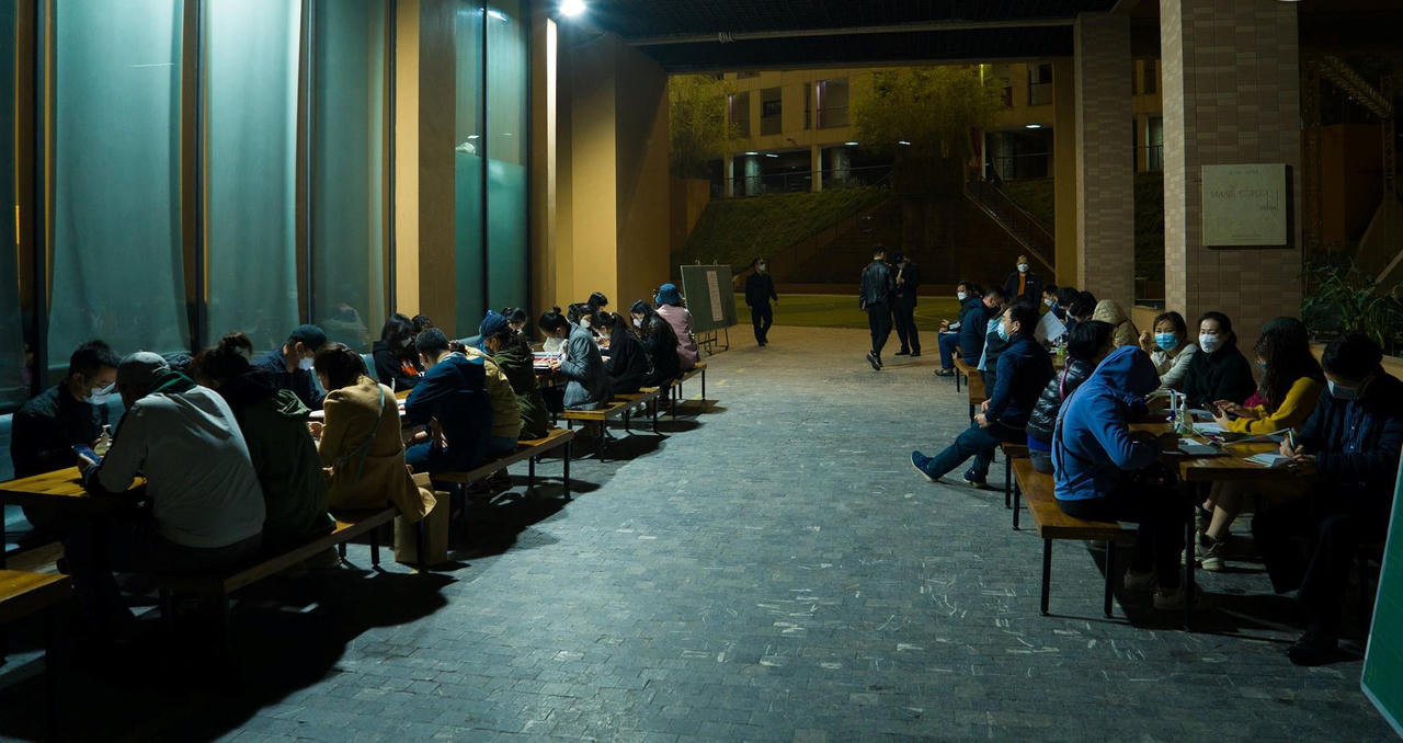 Xếp hàng từ 0h mua hồ sơ tuyển sinh vào lớp 1 tại Hà Nội