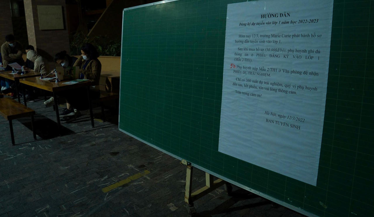 Xếp hàng từ 0h mua hồ sơ tuyển sinh vào lớp 1 tại Hà Nội