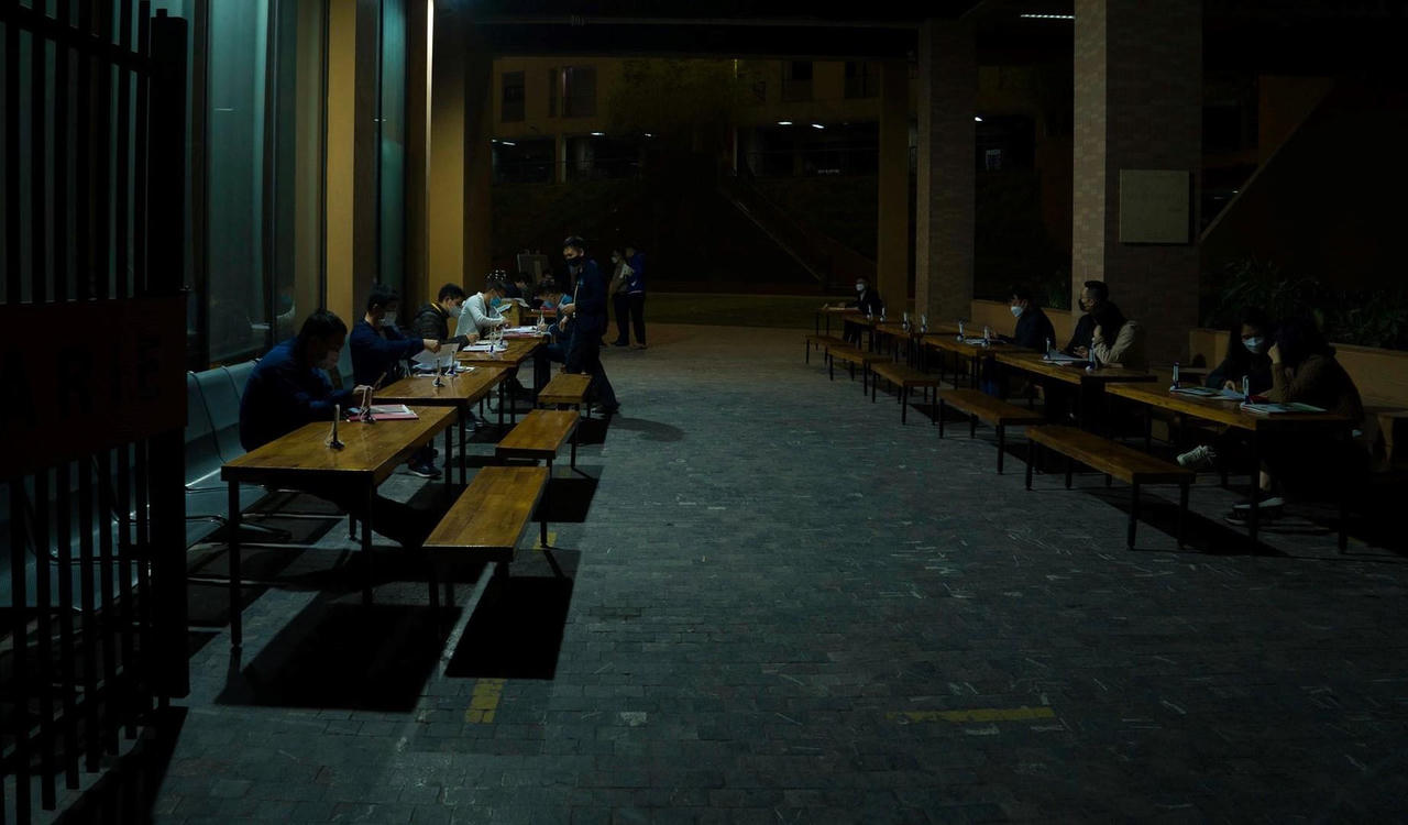 Xếp hàng từ 0h mua hồ sơ tuyển sinh vào lớp 1 tại Hà Nội