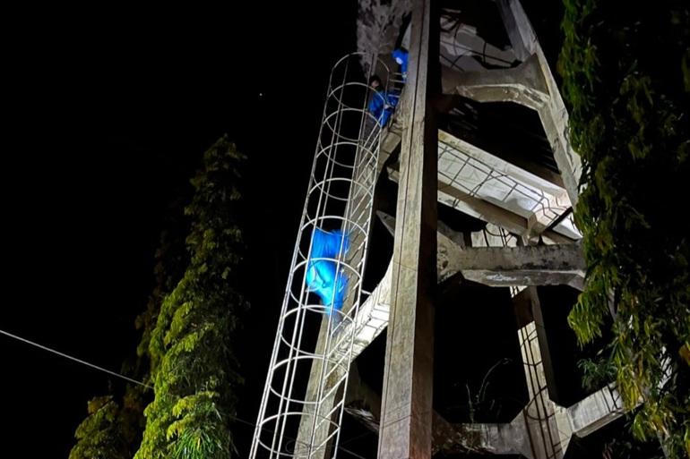 Thót tim cảnh giải cứu thai phụ mắc COVID-19 trèo lên tháp nước cao 25m