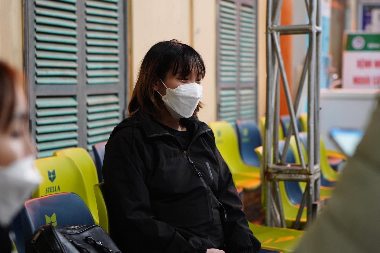 Giọt nước mắt muộn màng của mẹ bé gái bị đóng đinh vào đầu